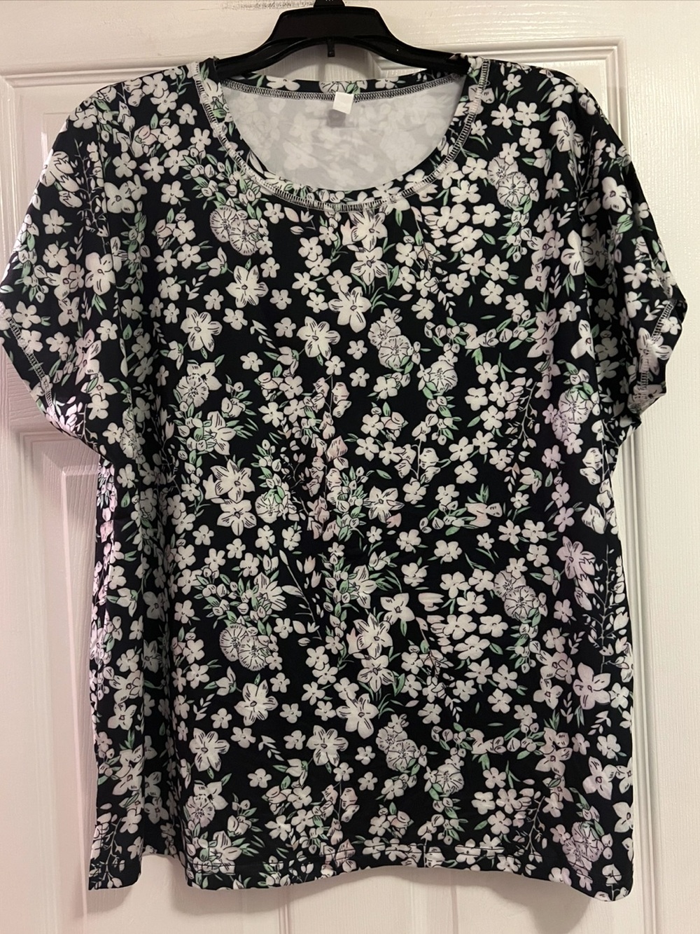 Never worn! Women's Black Floral Short Sleeve Top - Size XL - Picture 2 of 10